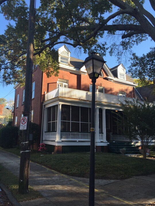 324 Colonial Ave, Unit Apt 1 in Norfolk, VA - Building Photo