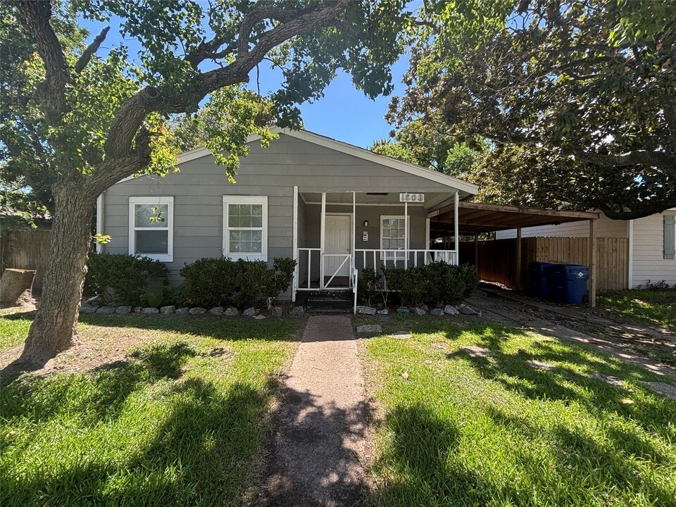 1203 9th Ave N in Texas City, TX - Building Photo