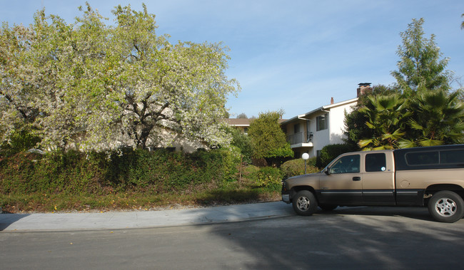 735-749 Layne Ct in Palo Alto, CA - Foto de edificio - Building Photo