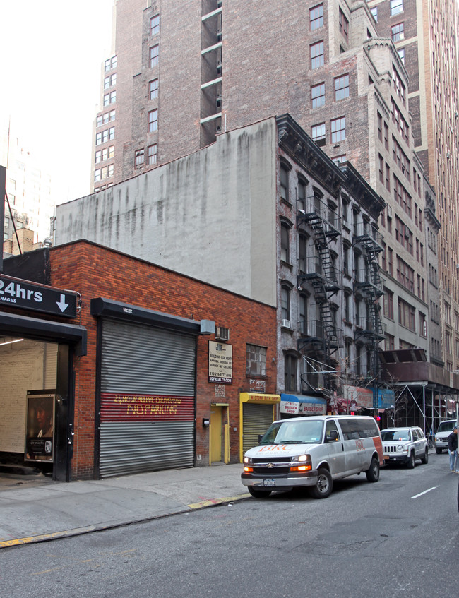 317 W 35th St in New York, NY - Building Photo - Building Photo