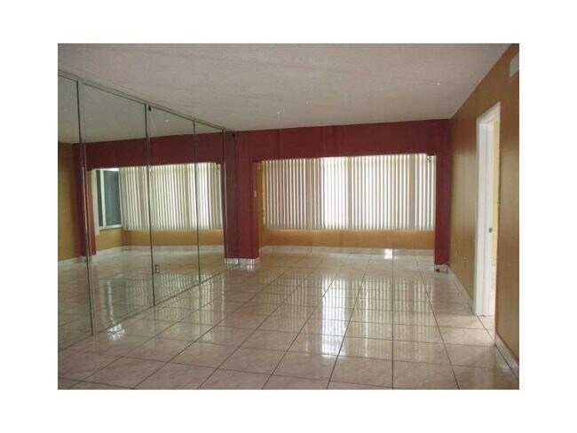 120 Royal Palm Rd, Unit 209 in Hialeah Gardens, FL - Foto de edificio - Building Photo