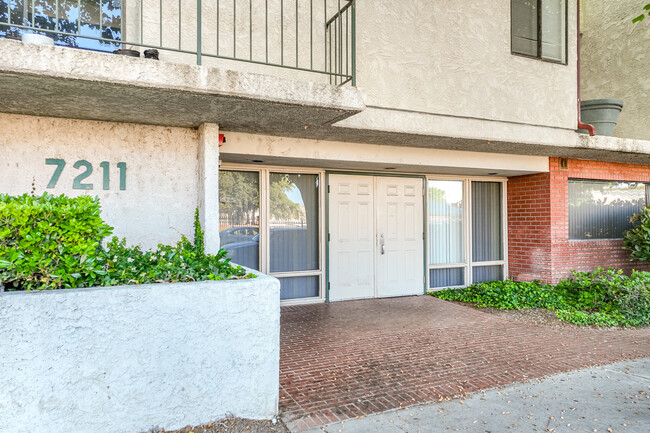 7211 Cozycroft Ave in Winnetka, CA - Foto de edificio - Building Photo