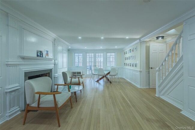 20 N Ravine Rd in Great Neck, NY - Building Photo - Building Photo