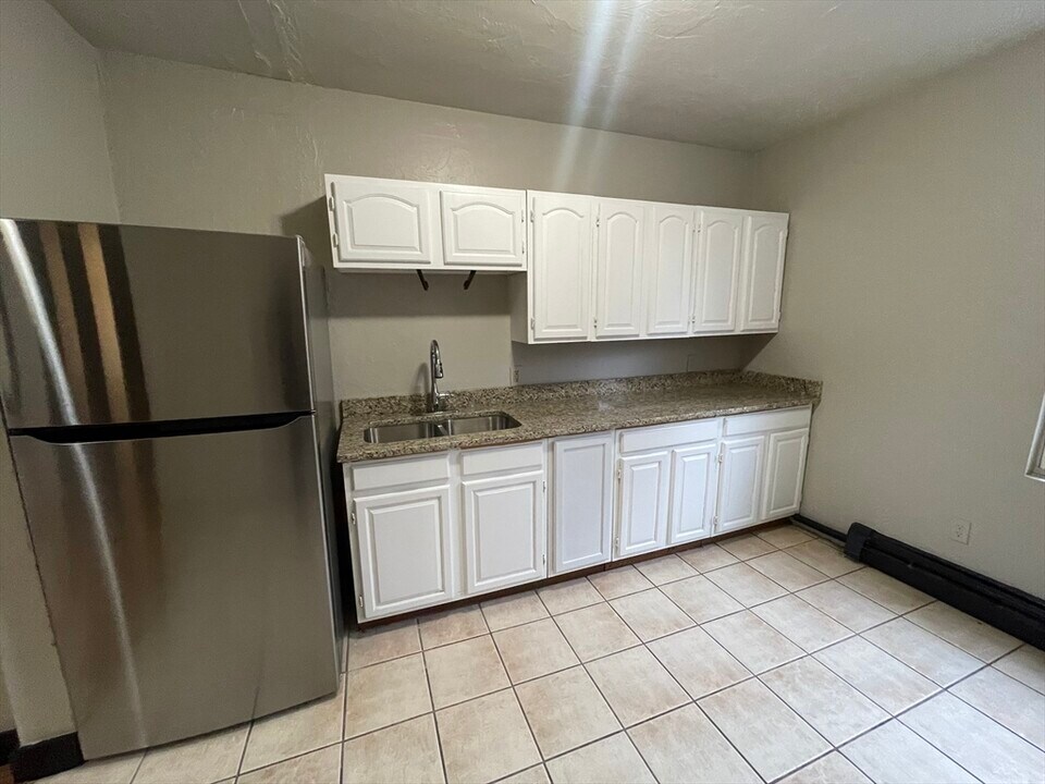 76 Sherman St-Unit -2 in Gardner, MA - Building Photo