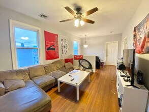 731 Parker St in Boston, MA - Foto de edificio - Building Photo