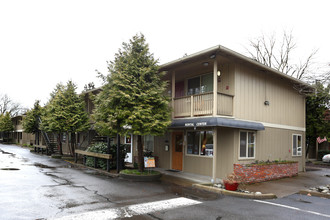 Village Inn Apartments in Springfield, OR - Building Photo - Building Photo