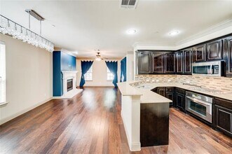 4220 Riverview Dr in Carrollton, TX - Foto de edificio - Building Photo