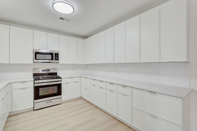 9201 N Milwaukee Ave in Niles, IL - Building Photo - Building Photo