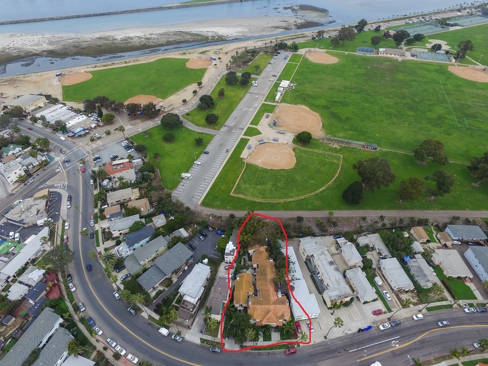 4934-4936 W Point Loma Blvd in San Diego, CA - Building Photo