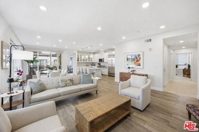 12510 W Fielding Circle in Los Angeles, CA - Building Photo - Building Photo