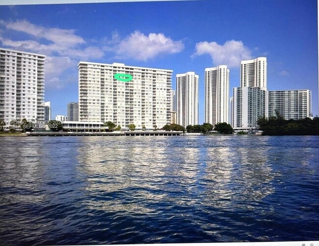 300 Bayview Dr, Unit 1908 in Sunny Isles Beach, FL - Foto de edificio - Building Photo