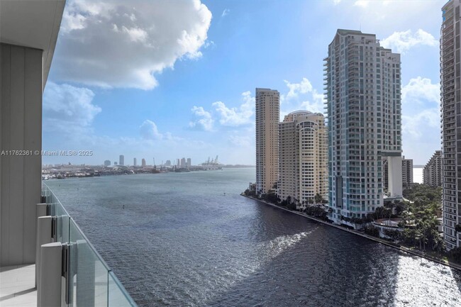 300 Biscayne Boulevard Way, Unit 1403 in Miami, FL - Building Photo - Building Photo