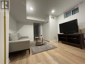 382 Lynett Crescent in Richmond Hill, ON - Building Photo - Building Photo