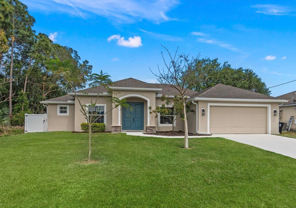 1373 SE Proctor Ln in Port St. Lucie, FL - Foto de edificio