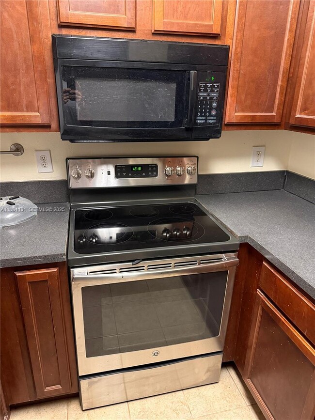 7650 Westwood Dr in Tamarac, FL - Building Photo - Building Photo