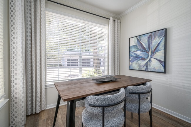 Centre at Columbia Court in Houston, TX - Building Photo - Interior Photo