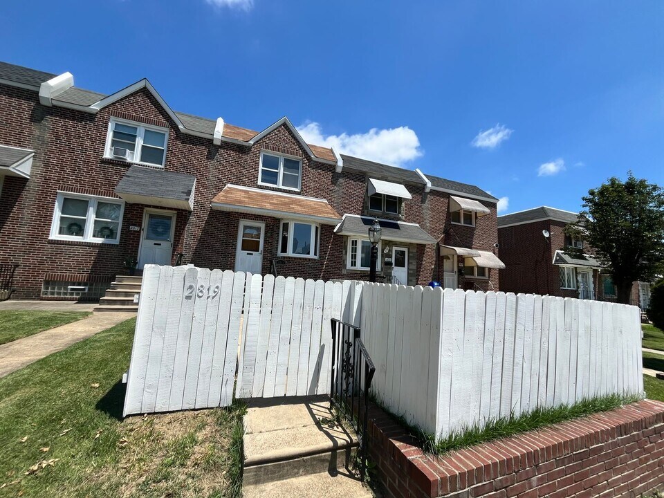 2819 Fanshawe St in Philadelphia, PA - Building Photo