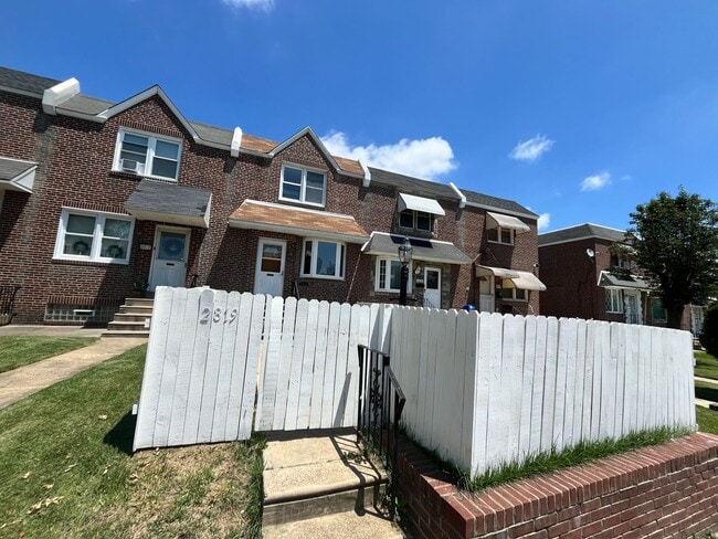 property at 2819 Fanshawe St