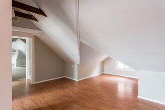 2050 Eastern Pkwy in Louisville, KY - Building Photo - Building Photo