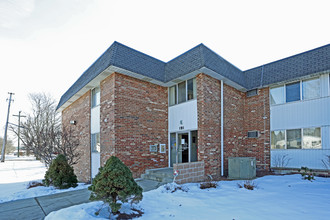 Garden Court Apartments in Pontiac, MI - Foto de edificio - Building Photo