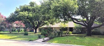 204 Overhill Dr in Waxahachie, TX - Building Photo