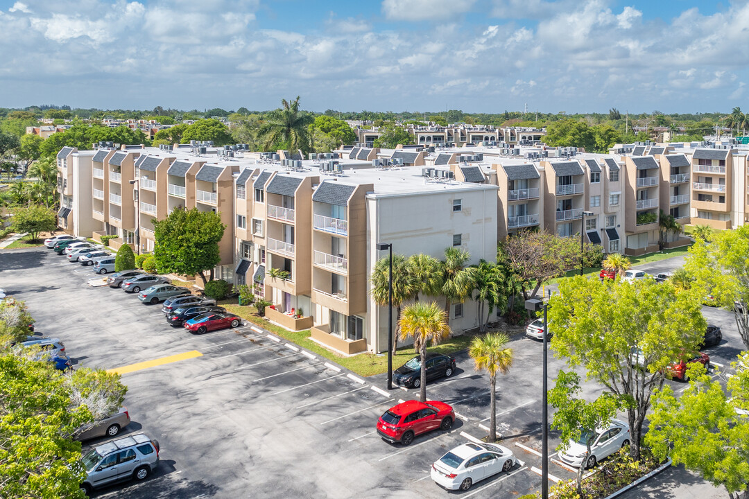 Kings Creek in Miami, FL - Building Photo