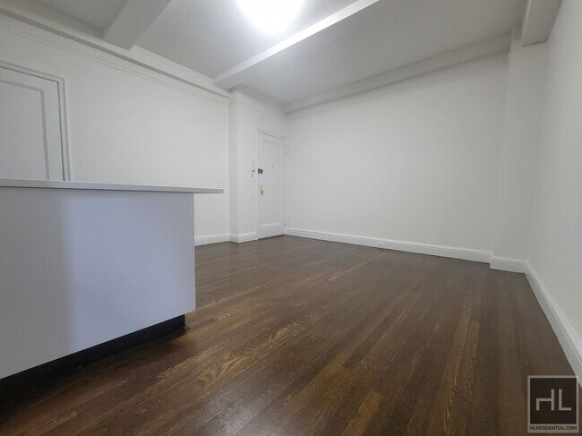 EAST 46 STREET in New York, NY - Building Photo - Building Photo