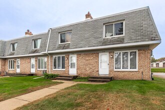 Maple Hills Townhomes in Maplewood, MN - Building Photo - Building Photo
