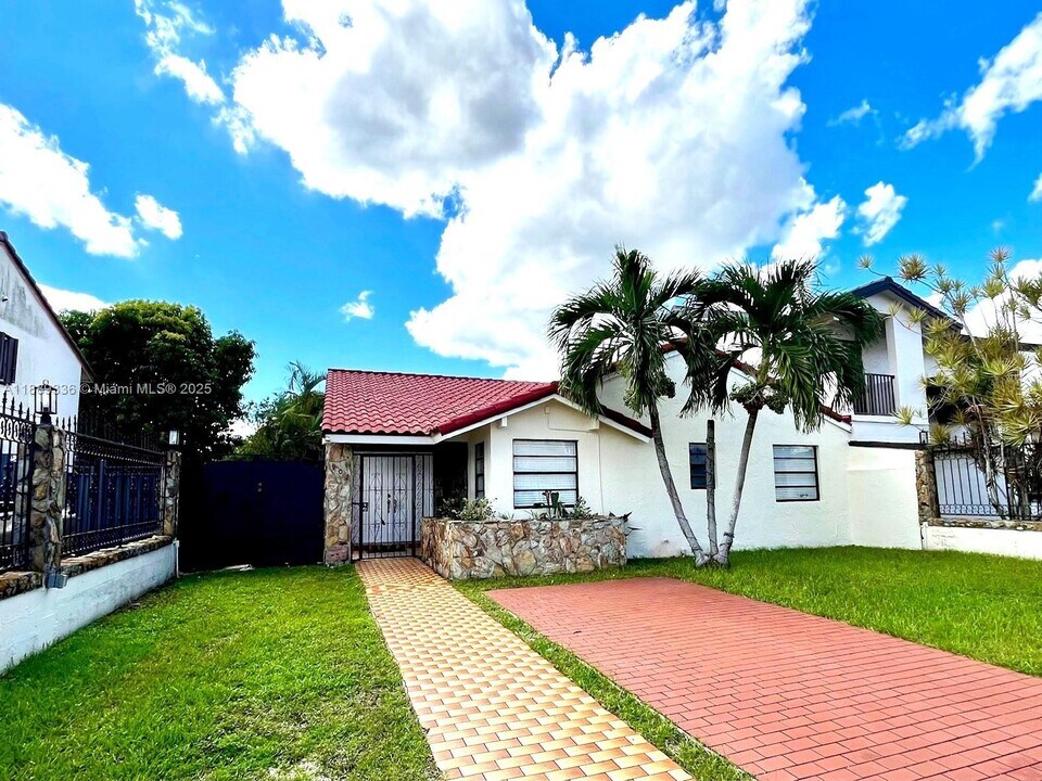 902 SW 126th Ave in Miami, FL - Building Photo