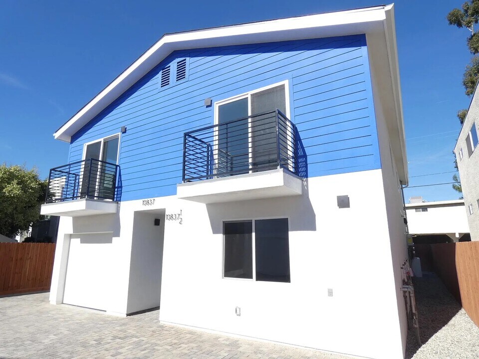 10837 Blix St in North Hollywood, CA - Building Photo