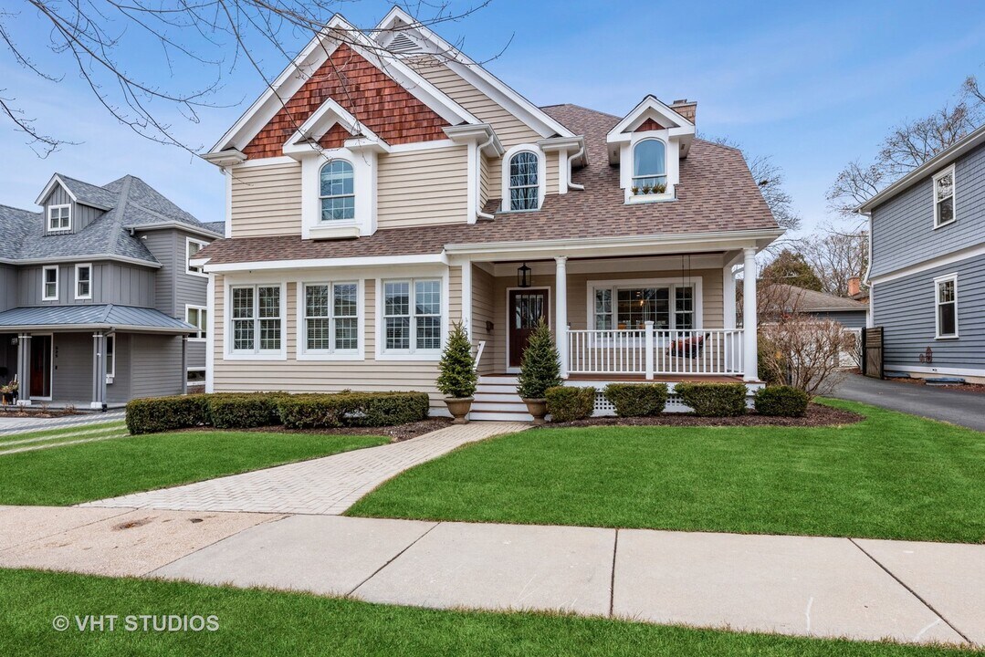 529 S Division St in Barrington, IL - Building Photo