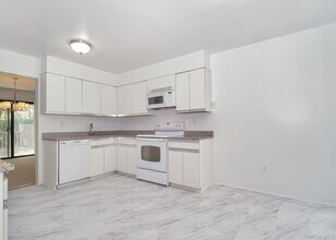 277 Vista Dr in Jericho, NY - Building Photo - Building Photo