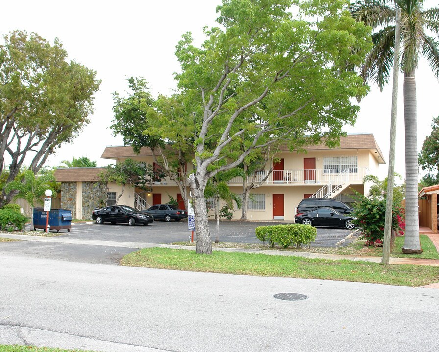 823 NE 5th St in Hallandale Beach, FL - Building Photo