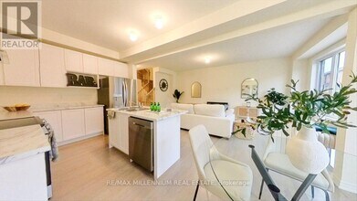 20 Littlewood Dr in Whitby, ON - Building Photo - Building Photo