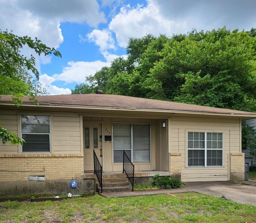 244 River Oaks Cir in Lancaster, TX - Building Photo