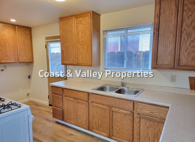 1085 Sharon Dr in Salinas, CA - Building Photo - Building Photo