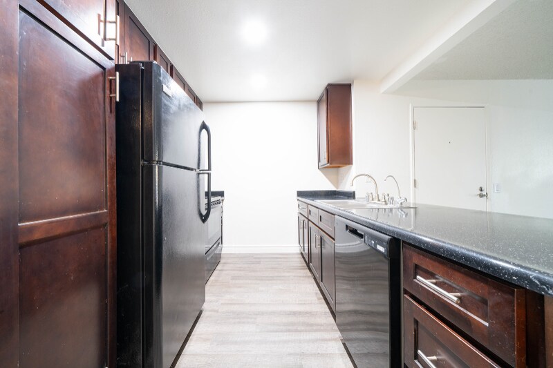 311 Weston Cir in Vista, CA - Foto de edificio