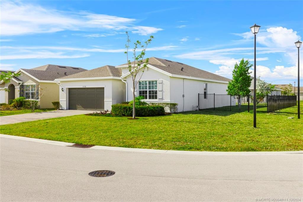 2731 NE Breezeway Cir in Ocean Breeze, FL - Building Photo