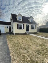 94 Puritan Dr in Warwick, RI - Building Photo