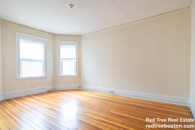 68 Bakersfield St, Unit 1 in Boston, MA - Foto de edificio - Building Photo