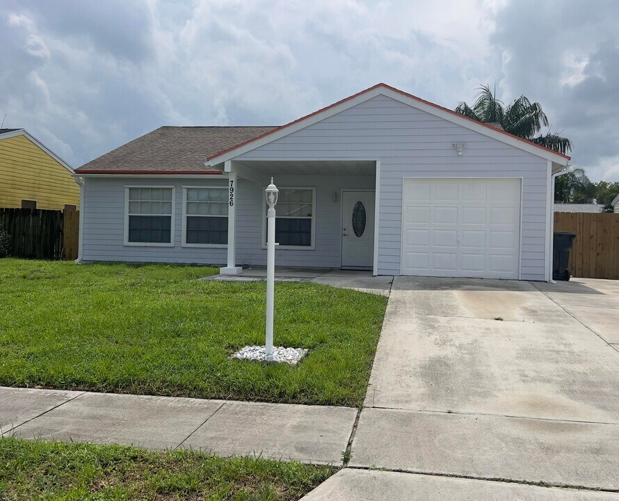 7926 Burlwood Ln in Greenacres, FL - Building Photo