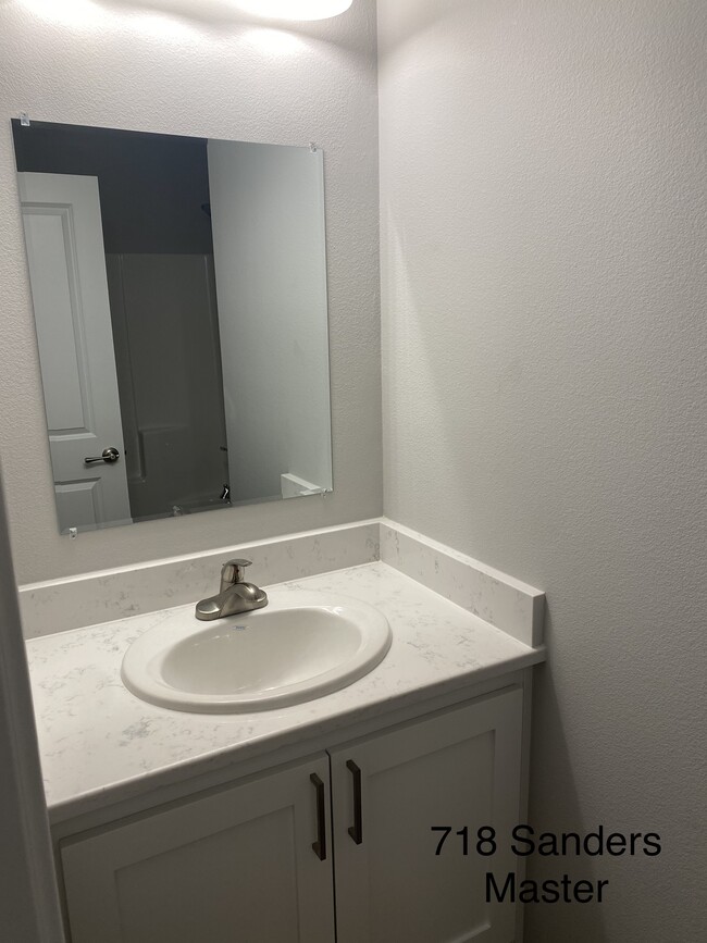 718 S Sanders St in Nacogdoches, TX - Building Photo - Building Photo