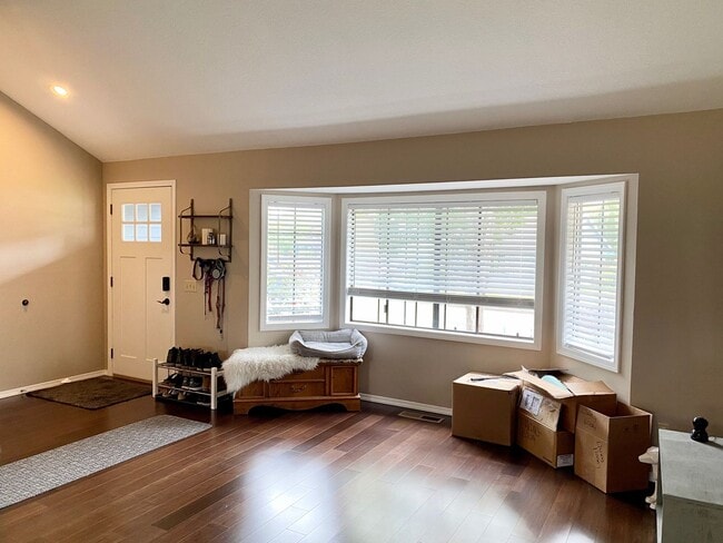 15961 NW Lyndel Ln in Beaverton, OR - Foto de edificio - Building Photo