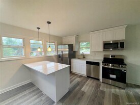 11 Willow Ln in New Windsor, NY - Building Photo