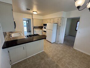 425 Beverly Hills St in Waterloo, IA - Building Photo - Building Photo