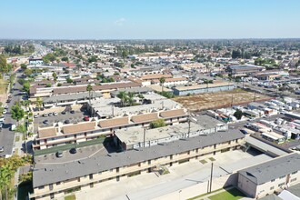 Royal Palms in Bellflower, CA - Building Photo - Building Photo