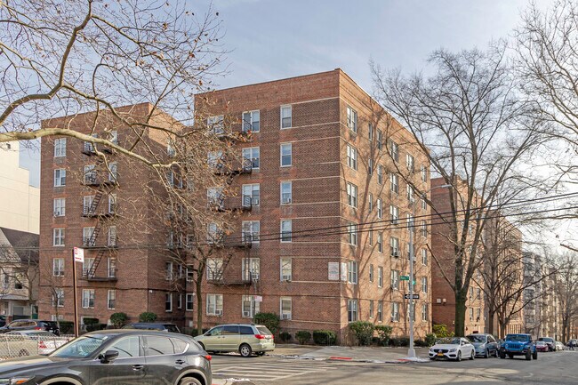 325 E 201st St in Bronx, NY - Building Photo - Building Photo