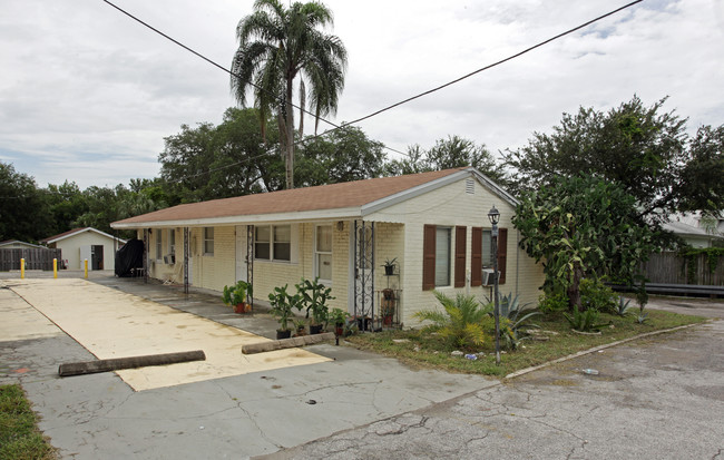 La Siesta Apartments in Tarpon Springs, FL - Building Photo - Building Photo