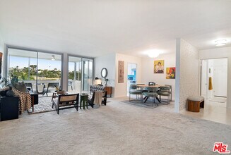 8701 Delgany Ave in Los Angeles, CA - Foto de edificio - Building Photo