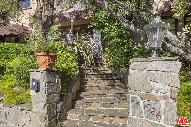 1926 Mt Olympus Dr in Los Angeles, CA - Building Photo - Building Photo